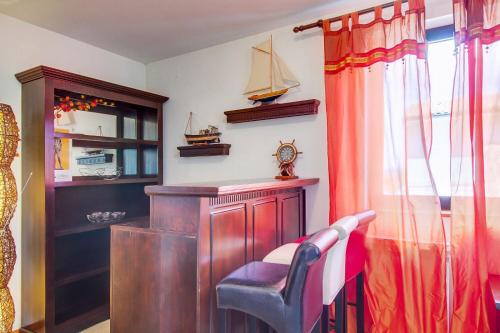 One-Bedroom Apartment image 6
