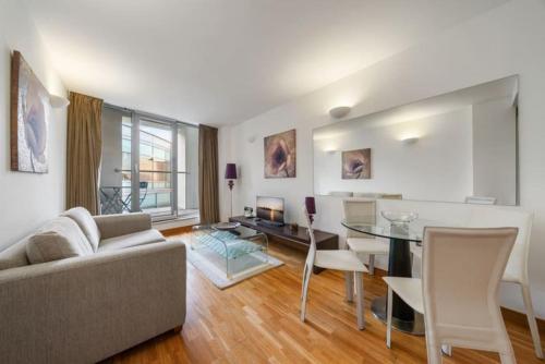 Stylish and very central apartment with balcony, London