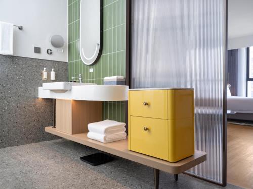 619857904 Holiday Inn Express Chongqing Nanbin Road by IHG