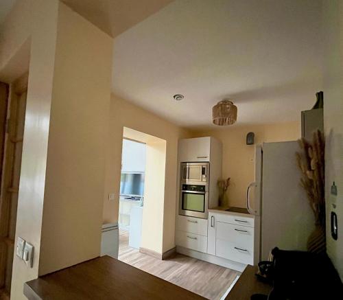 кухня, F3 confort proche Château-CDG-Paris (F3 confort proche Chateau-CDG-Paris) in Екен