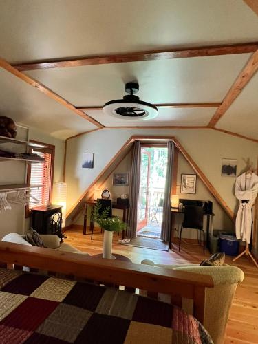 Five Elements Lodge B&B with Outdoor Spa in Fernwood, Canada