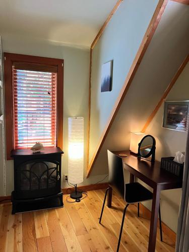Five Elements Lodge B&B with Outdoor Spa in Fernwood, Canada