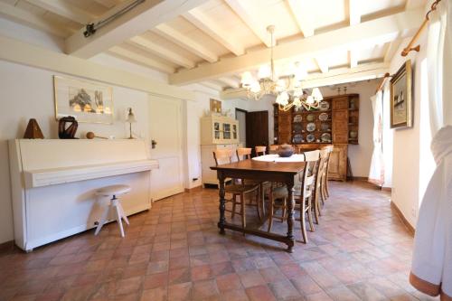 Partie de Mas Provençal de Charme avec une Grande Piscine située en Campagne proche d'Eygalières au coeur 4 personnes LS1-117 BEN VENGU - image 7