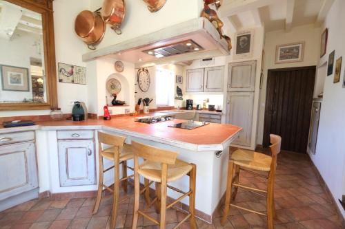 Partie de Mas Provençal de Charme avec une Grande Piscine située en Campagne proche d'Eygalières au coeur 4 personnes LS1-117 BEN VENGU - image 9