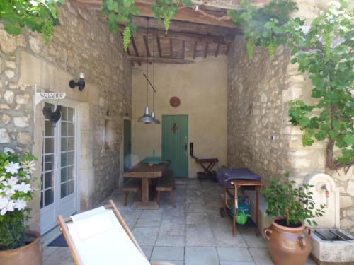 Partie de Mas Provençal de Charme avec une Grande Piscine située en Campagne proche d'Eygalières au coeur 4 personnes LS1-117 BEN VENGU - image 4