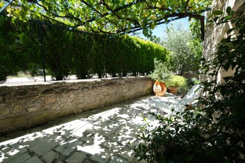 Partie de Mas Provençal de Charme avec une Grande Piscine située en Campagne proche d'Eygalières au coeur 4 personnes LS1-117 BEN VENGU - image 2