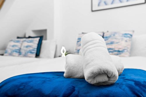 Modern Apartment - Accommodates 4 - On Street Parking Available 2CR