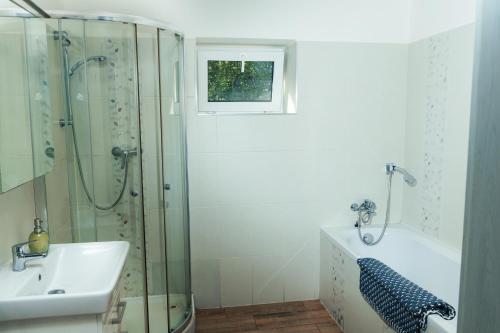 Shower, Prague Wellness Home, Forest Getaway in Prague 21