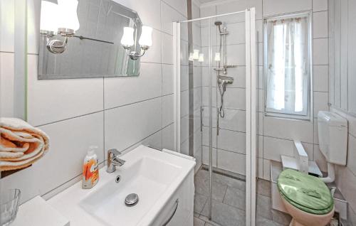 Vannas istaba, Awesome Apartment In Mühl Rosin (Awesome Apartment In Muhl Rosin) in Muhl Rosin