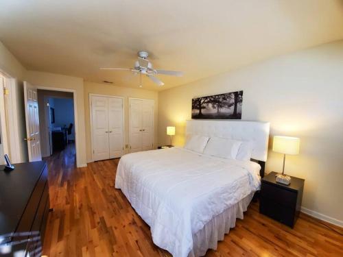 Golf view family friendly 3bed room Bridgewater apt close to Bridgewater Mall in Bridgewater, USA