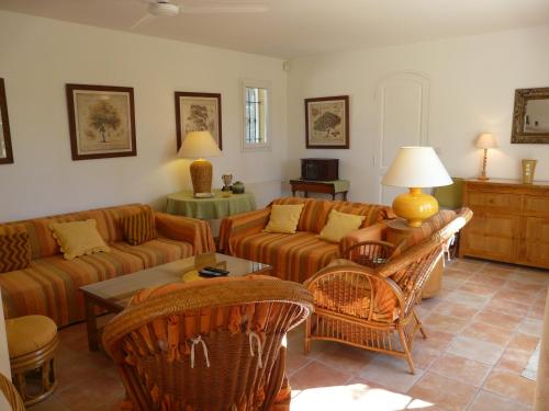 Agréable villa familiale avec piscine chauffée grand jardin située proche du centre du village de Mouriès au coeur des Alpilles 10 personnes LS1-140 Baguie Roso - image 8