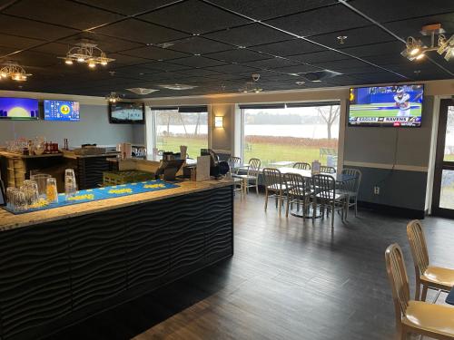 Pub/Lounge, Lakeside Inn in Wakefield (Massachusetts)