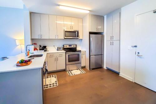 Posh 1 bed room Star hotel amenities City Views Close to Newport Mall Subway Minimum 30 days stay in Jersey City, USA