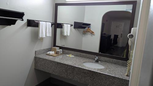 Super 8 by Wyndham Houston/Willowbrook Hwy 249 - image 7