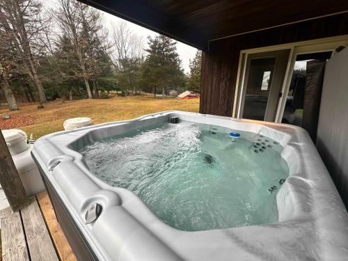 Stunning waterfront escape with European flair in Lensdauna (ON)