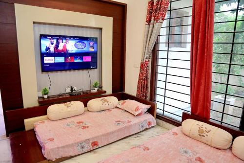 1 queen bed, 1 double bed, 1 twin bed