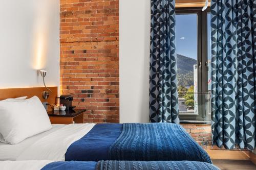 2 twin beds