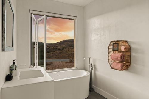 Infinity & Beyond Luxury Retreat Winfinity Pool in Pioneertown, USA