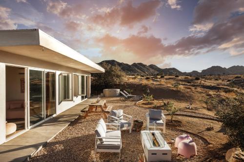 Infinity & Beyond Luxury Retreat Winfinity Pool in Pioneertown, USA