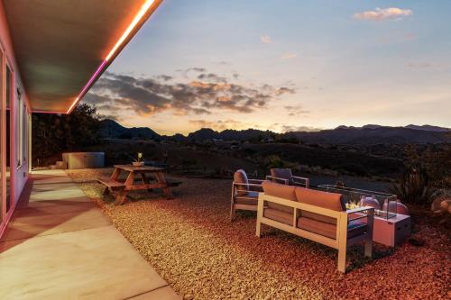 Infinity & Beyond Luxury Retreat Winfinity Pool in Pioneertown, USA