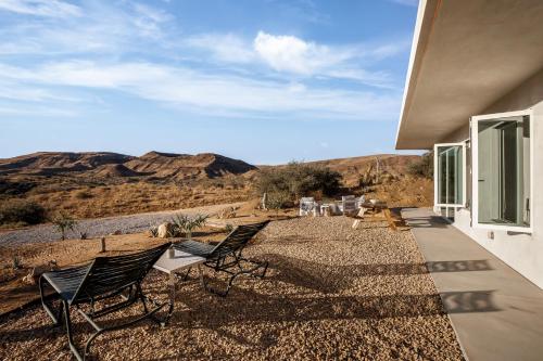 Infinity & Beyond Luxury Retreat Winfinity Pool in Pioneertown, USA