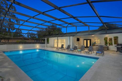 Luxury Ranch Master King Bed with heated Salted Pool near Harry P. Leu Gardens