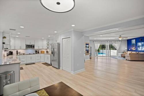 Luxury Ranch Master King Bed with heated Salted Pool near Harry P. Leu Gardens