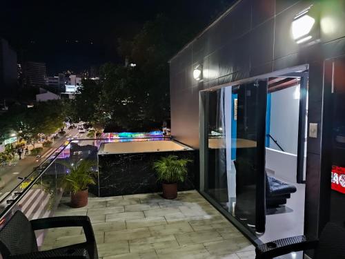 Duplex w Rooftop, Pool & 3 Jacuzzi, Maid, Security, Medellín (photo 8)