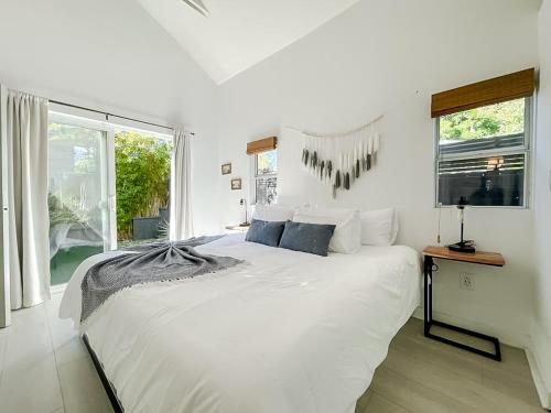 Pristine 1BD 1BA Bungalow With Hot Tub in Los Angeles, USA