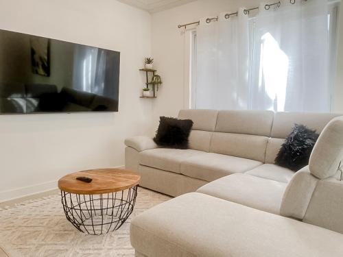 Pristine 1BD 1BA Bungalow With Hot Tub in Los Angeles, USA