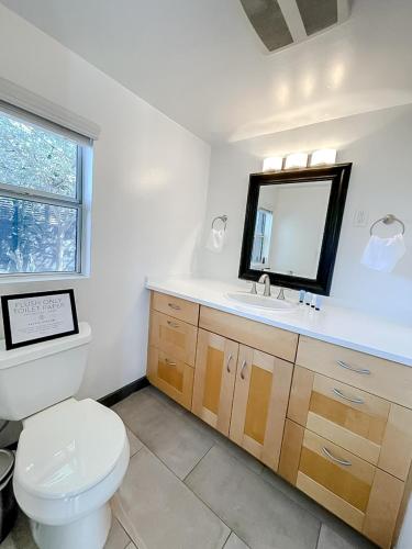 Pristine 1BD 1BA Bungalow With Hot Tub in Los Angeles, USA