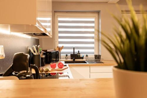 Konyha, Detached 2 Bedroom House - 10 minute's walk to Town Centre - Free Parking, Fast Wifi and Smart TVs b in Rugby