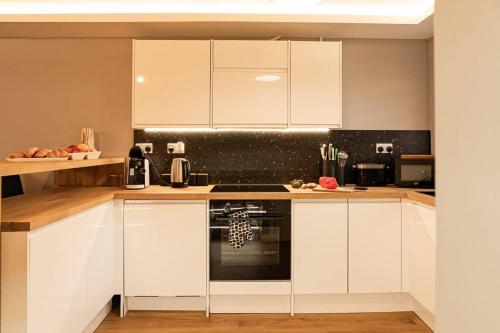 Konyha, Detached 2 Bedroom House - 10 minute's walk to Town Centre - Free Parking, Fast Wifi and Smart TVs b in Rugby