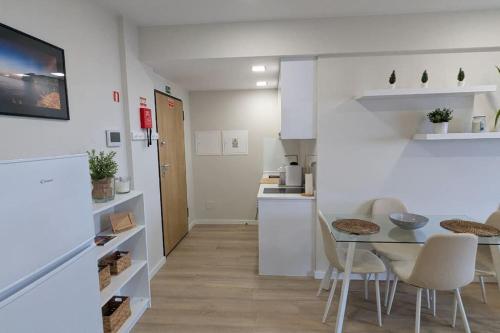Top-Floor One-Bedroom Flats - Peaceful with Ocean and City Views 5
