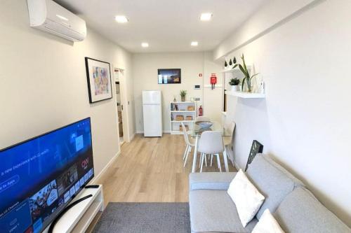 Top-Floor One-Bedroom Flats - Peaceful with Ocean and City Views 4