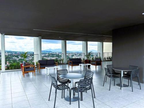 Amazing City Views with Queen Bed and Pool - image 2