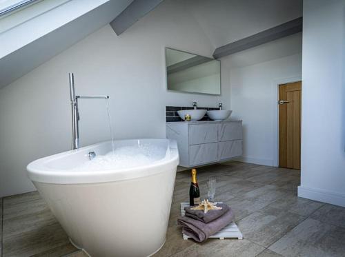 Baño, Long Barn, seaside cosy cottage for 8 in Beaumaris