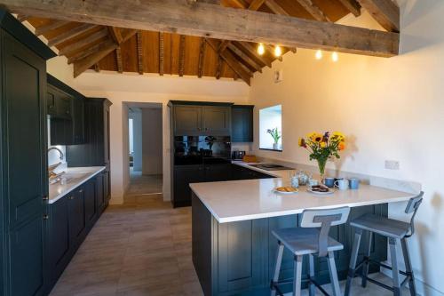 Cocina, Long Barn, seaside cosy cottage for 8 in Beaumaris
