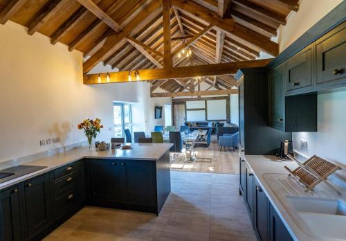 Long Barn, seaside cosy cottage for 8, Beaumaris