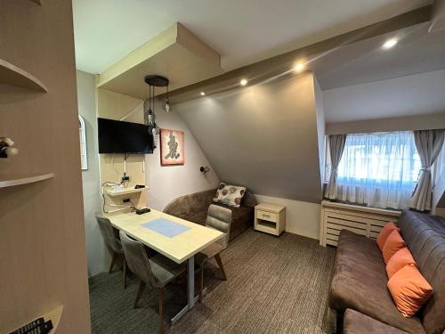 2 twin beds, 1 sofa bed
