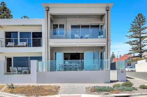 Henley's Treasure - Experience Opulence on the Ocean