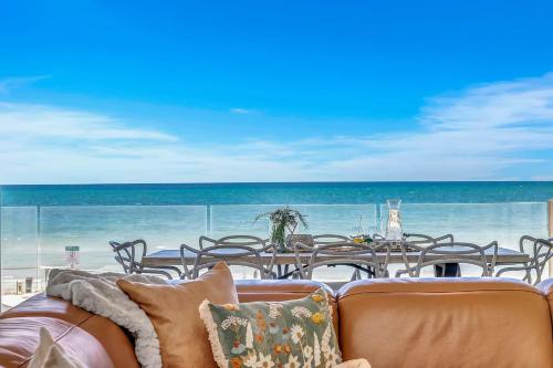 Henley's Treasure - Experience Opulence on the Ocean