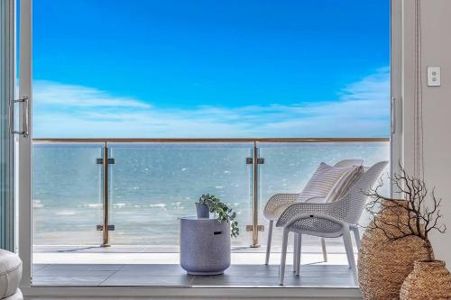 Henley's Treasure - Experience Opulence on the Ocean