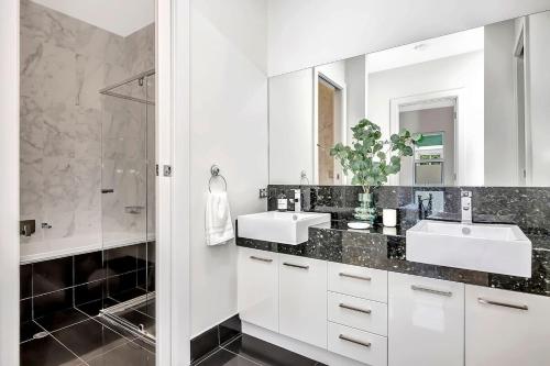 Henley's Treasure - Experience Opulence on the Ocean