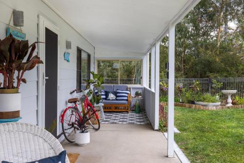 Callala Bay Gem - Jervis Bay - Pet Friendly Getaway with Spa - image 2