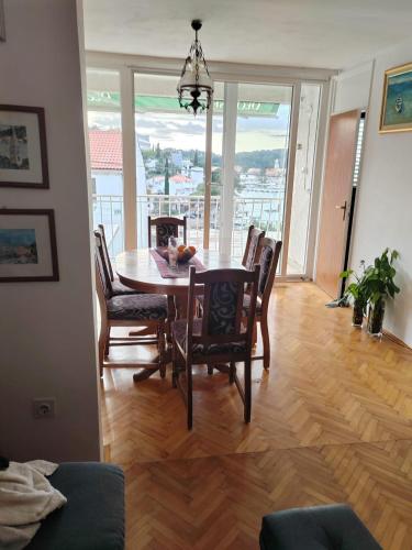 Two-Bedroom Apartment with Balcony and Sea View image 3