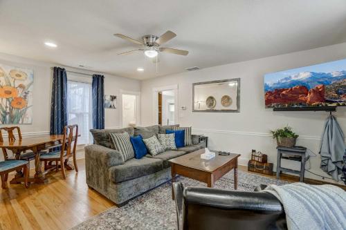 1BR Quiet Neighborhood & Nearby Parks in Manitou Springs, USA