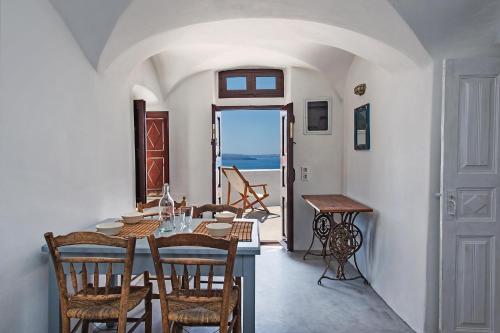 Two-Bedroom House with Caldera View room in Opuntia Traditional Cave House