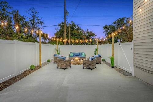 King bd Charming 2-Storey Cottage w PrivateYard - Tap to explore photos