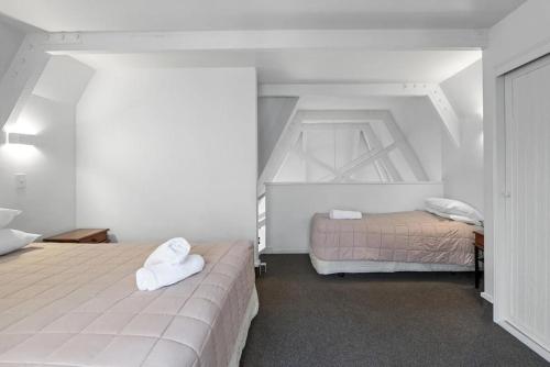 Camelot Motor Lodge - image 2